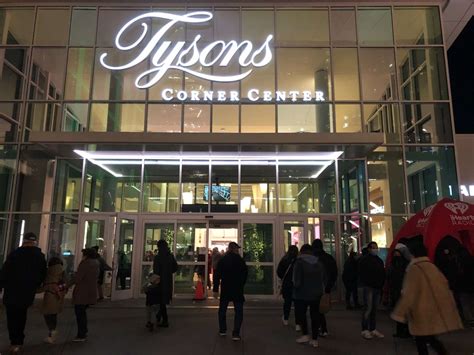 tysons corner mall hours today.